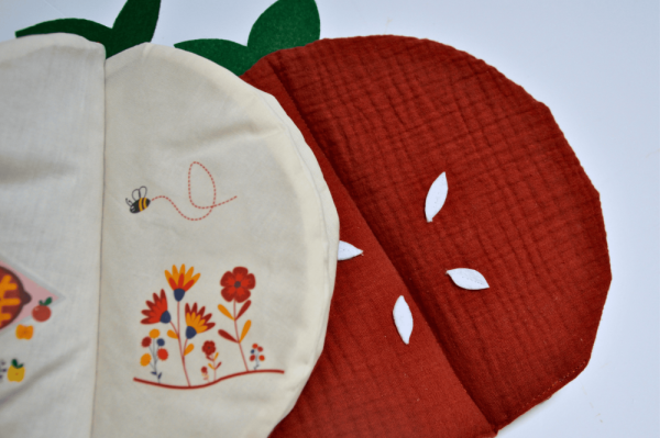 Livre d'éveil L'abeille et la pomme